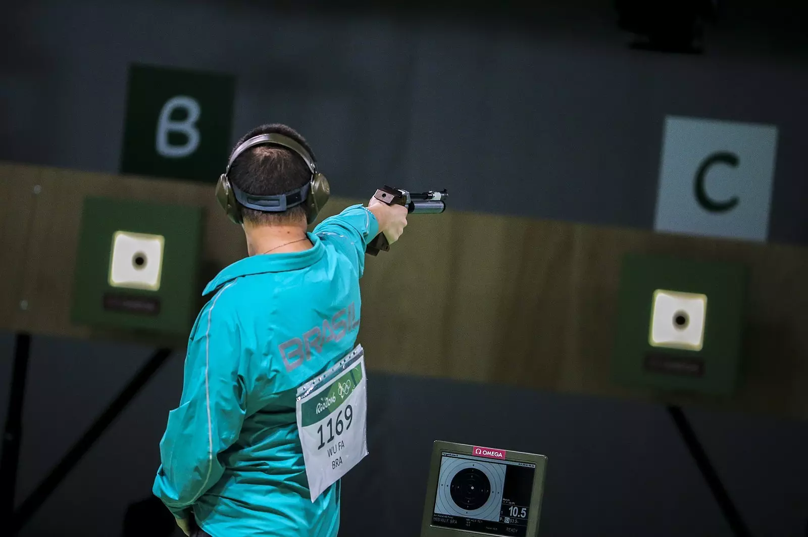 Rassemblements-Crédits : 1600px-Competition_in_air_pistol_shooting_from_a_distance_-_10_meters_at_the_Olympic_Games_in_2016_06