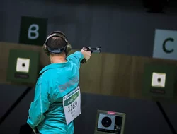 Rassemblements-Crédits : 1600px-Competition_in_air_pistol_shooting_from_a_distance_-_10_meters_at_the_Olympic_Games_in_2016_06